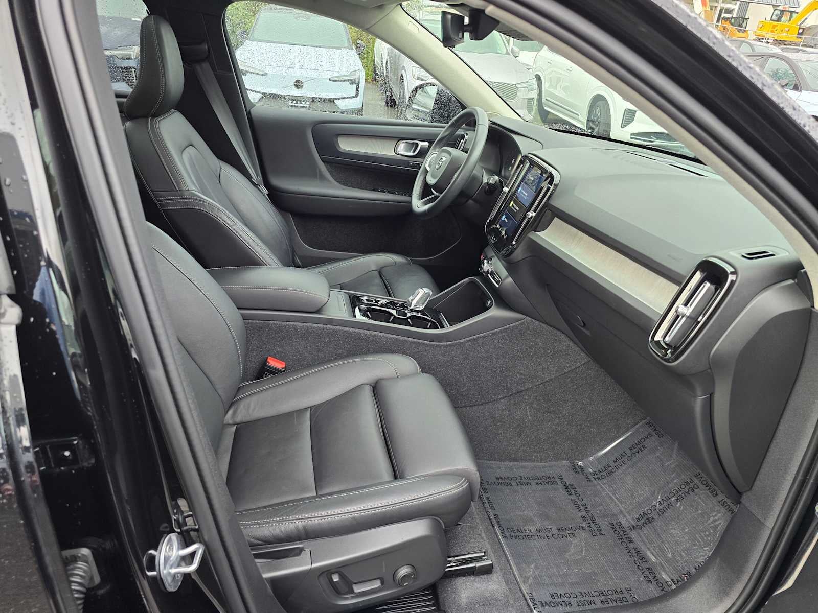 2024 Volvo XC40 Plus Dark Theme