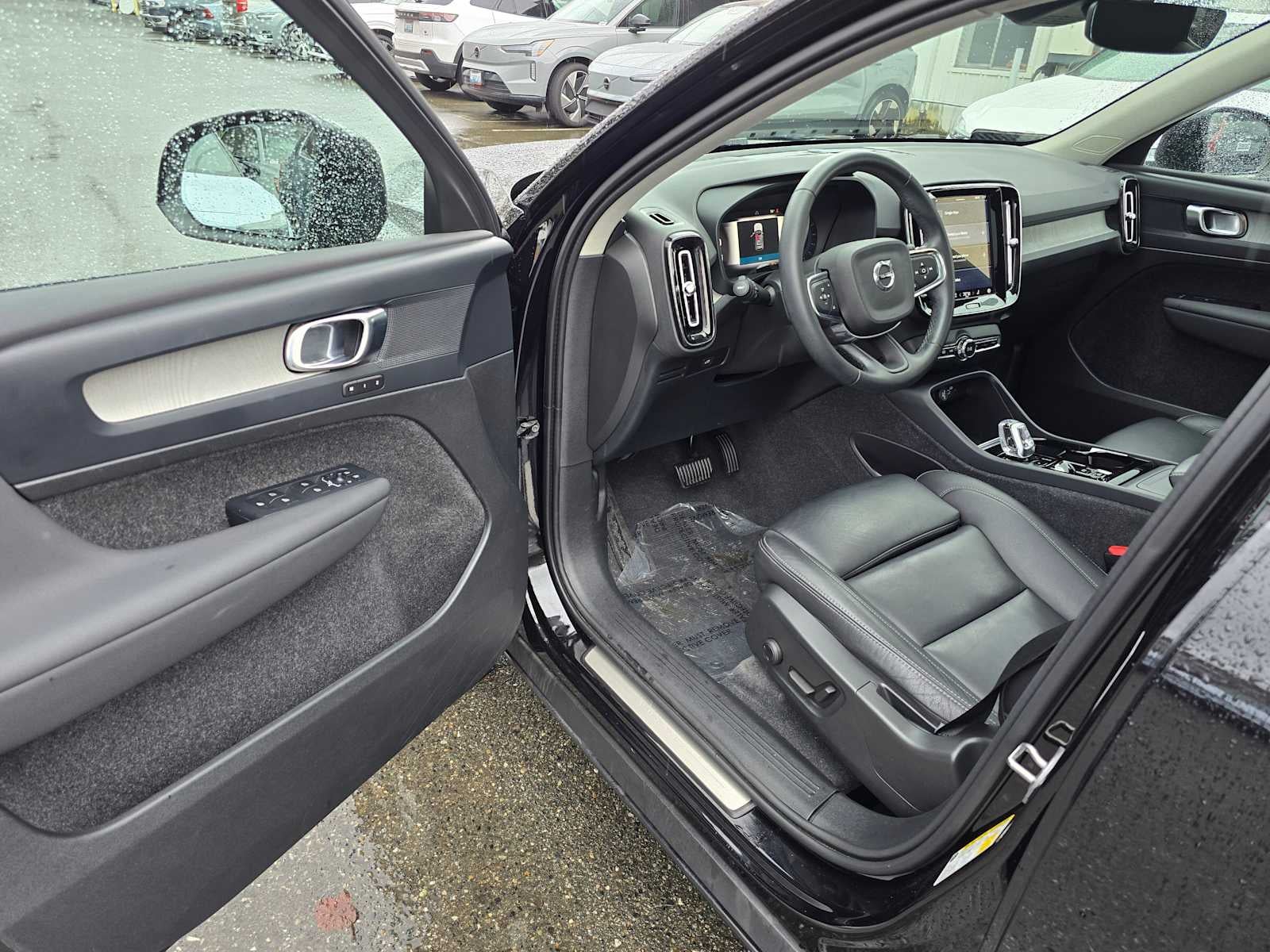 2024 Volvo XC40 Plus Dark Theme