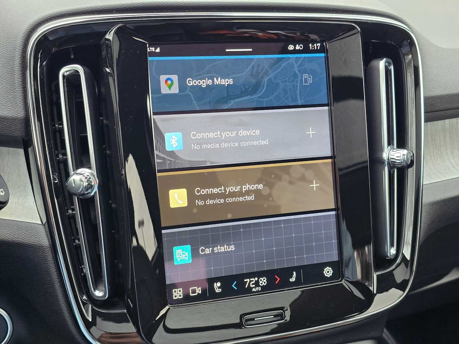 2024 Volvo XC40 Plus Dark Theme