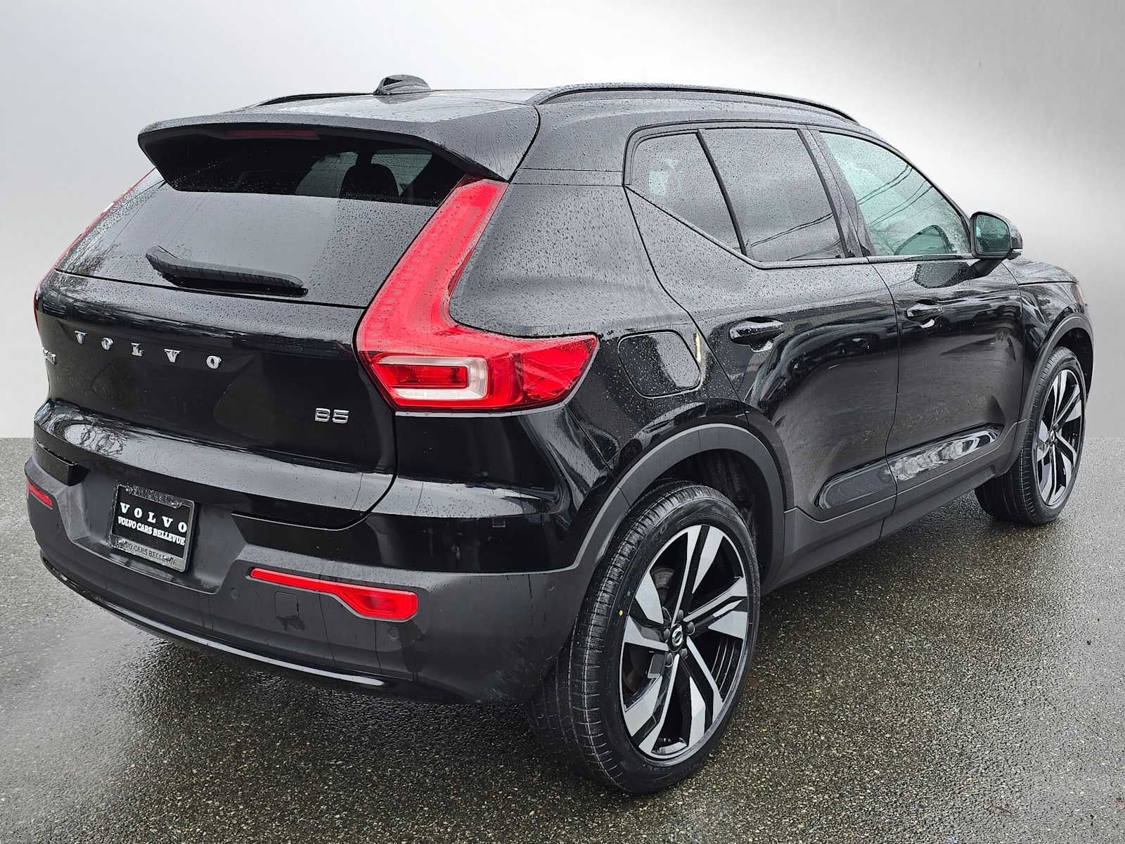 2024 Volvo XC40 Plus Dark Theme