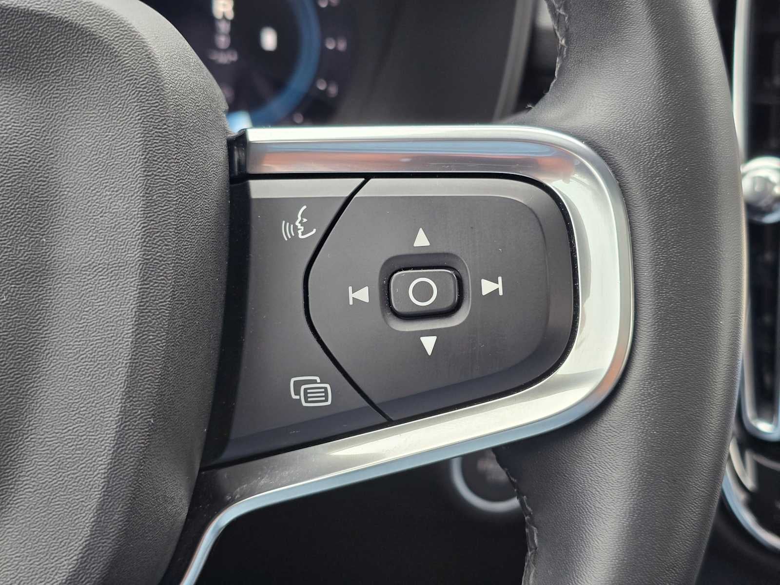 2024 Volvo XC40 Plus Dark Theme