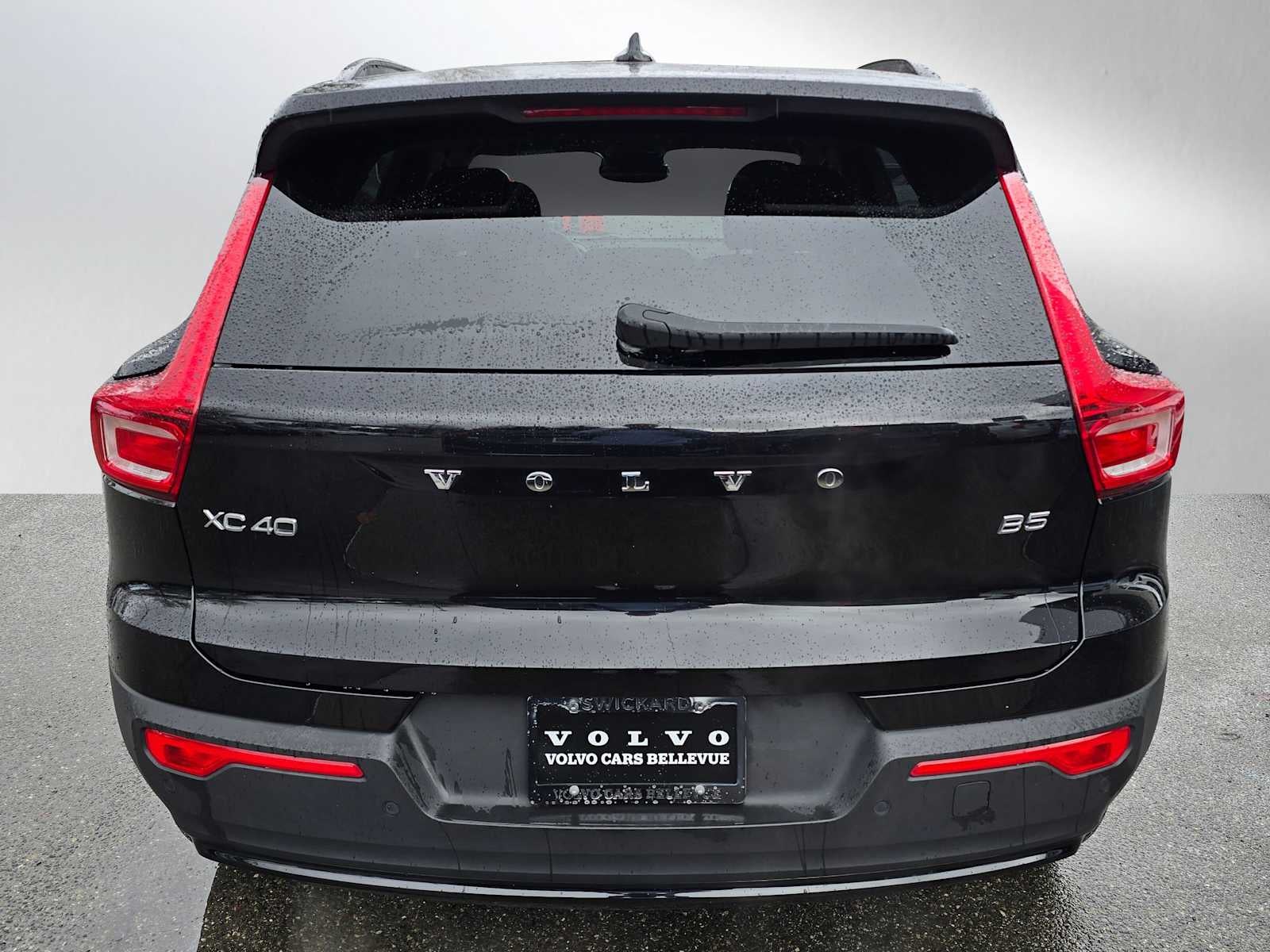 2024 Volvo XC40 Plus Dark Theme