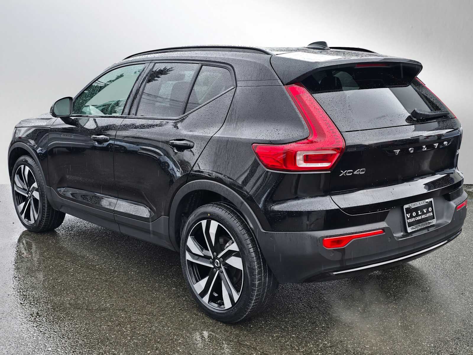 2024 Volvo XC40 Plus Dark Theme