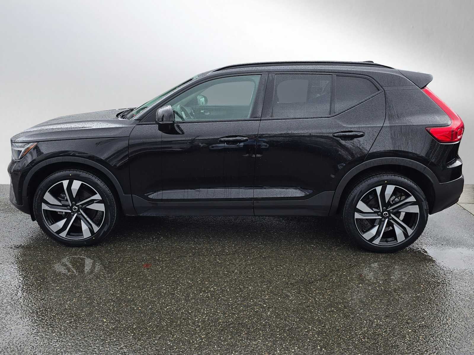 2024 Volvo XC40 Plus Dark Theme