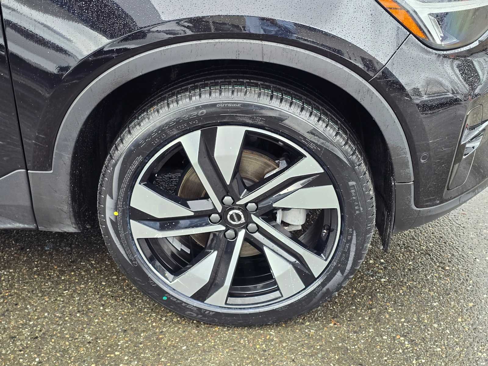 2024 Volvo XC40 Plus Dark Theme