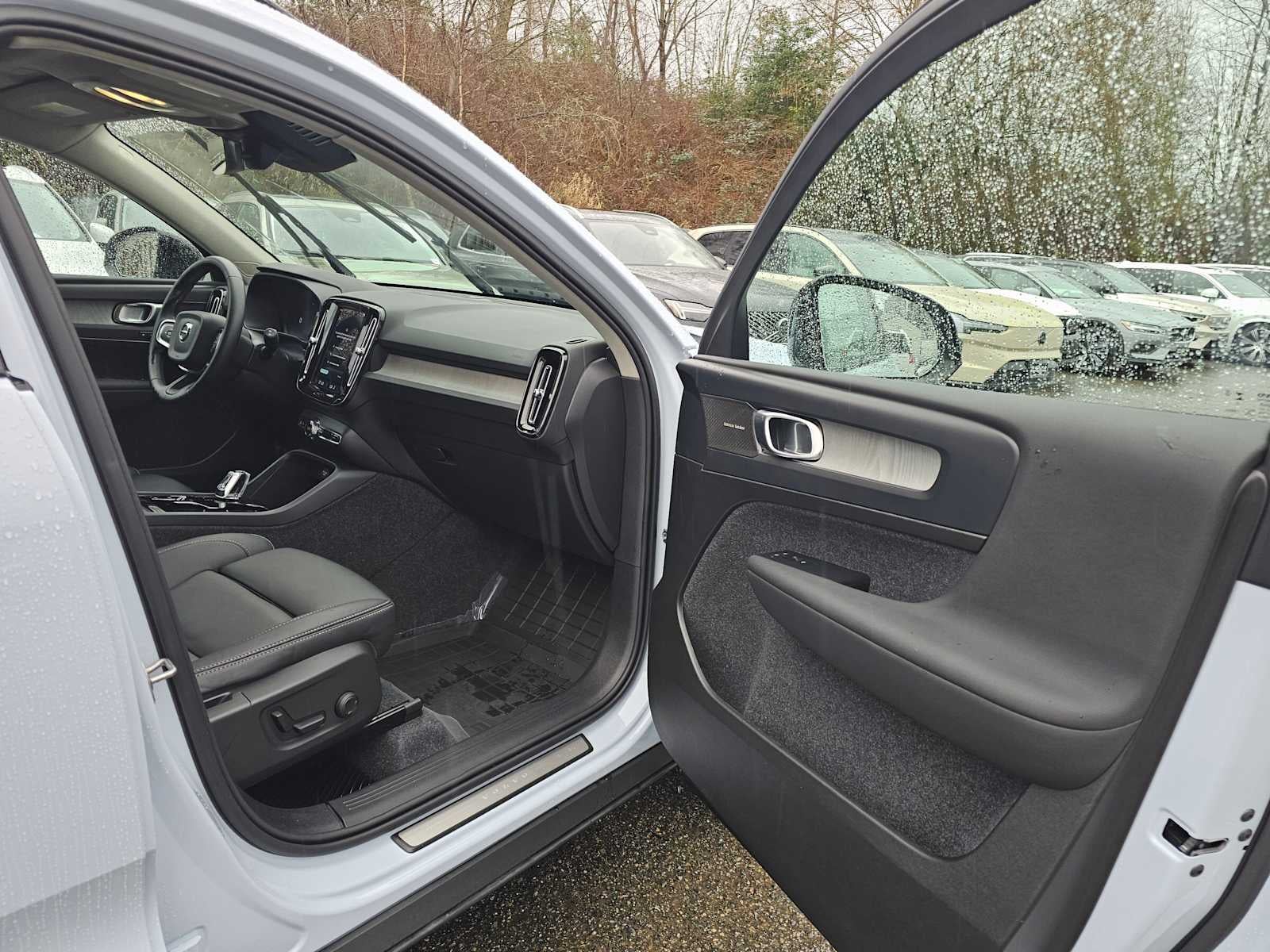 2025 Volvo XC40 Ultra Dark Theme