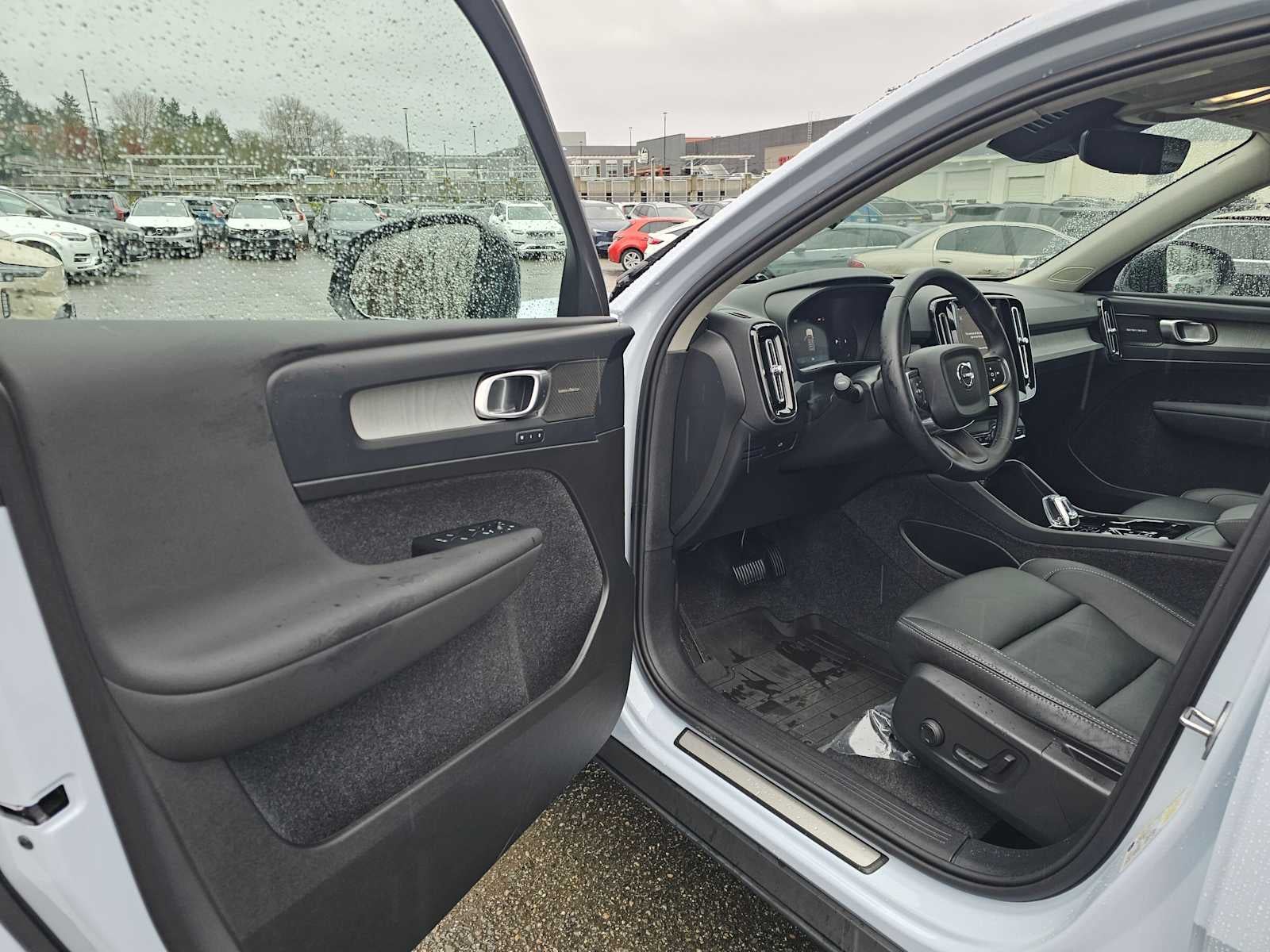 2025 Volvo XC40 Ultra Dark Theme