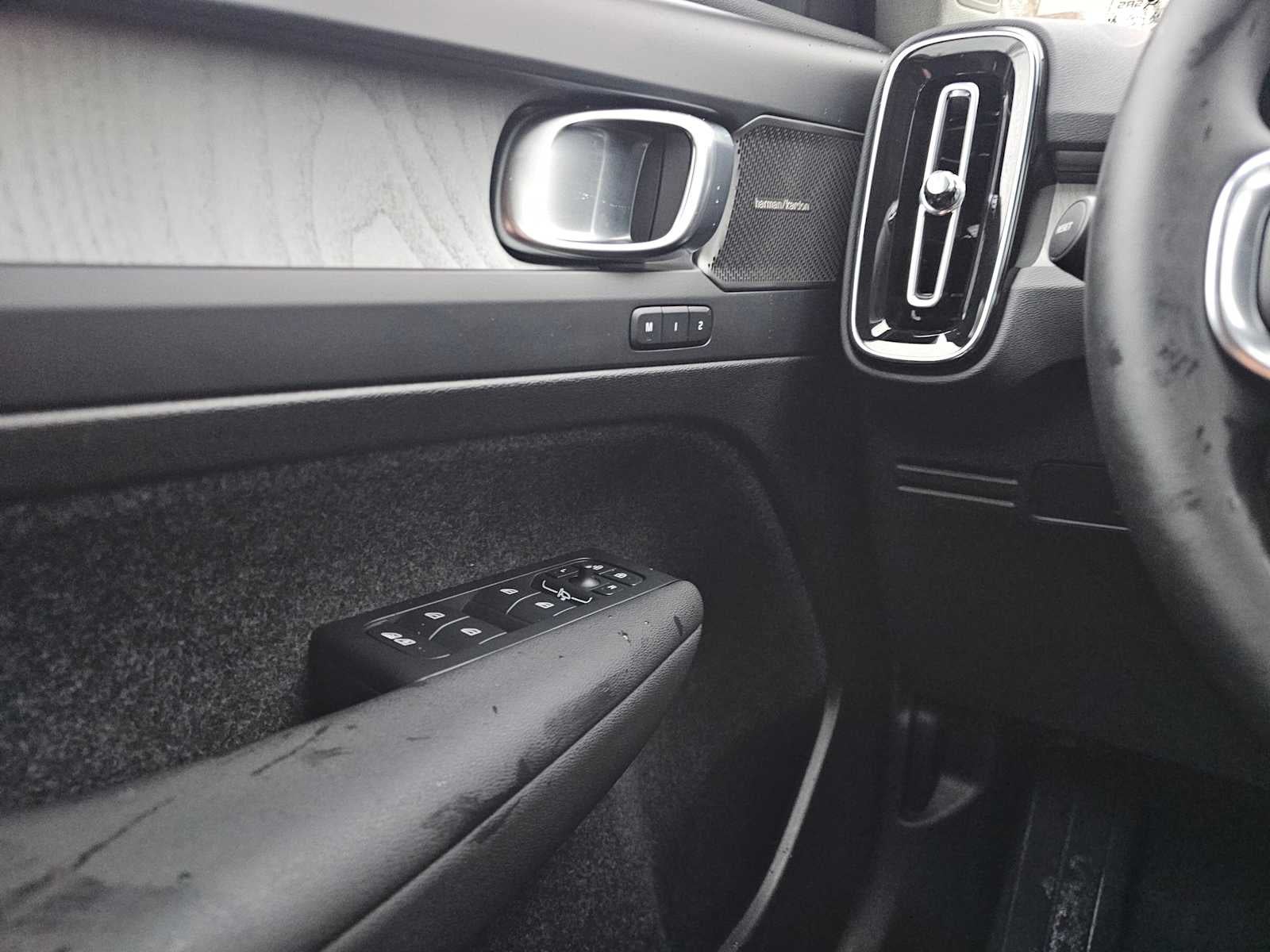 2025 Volvo XC40 Ultra Dark Theme