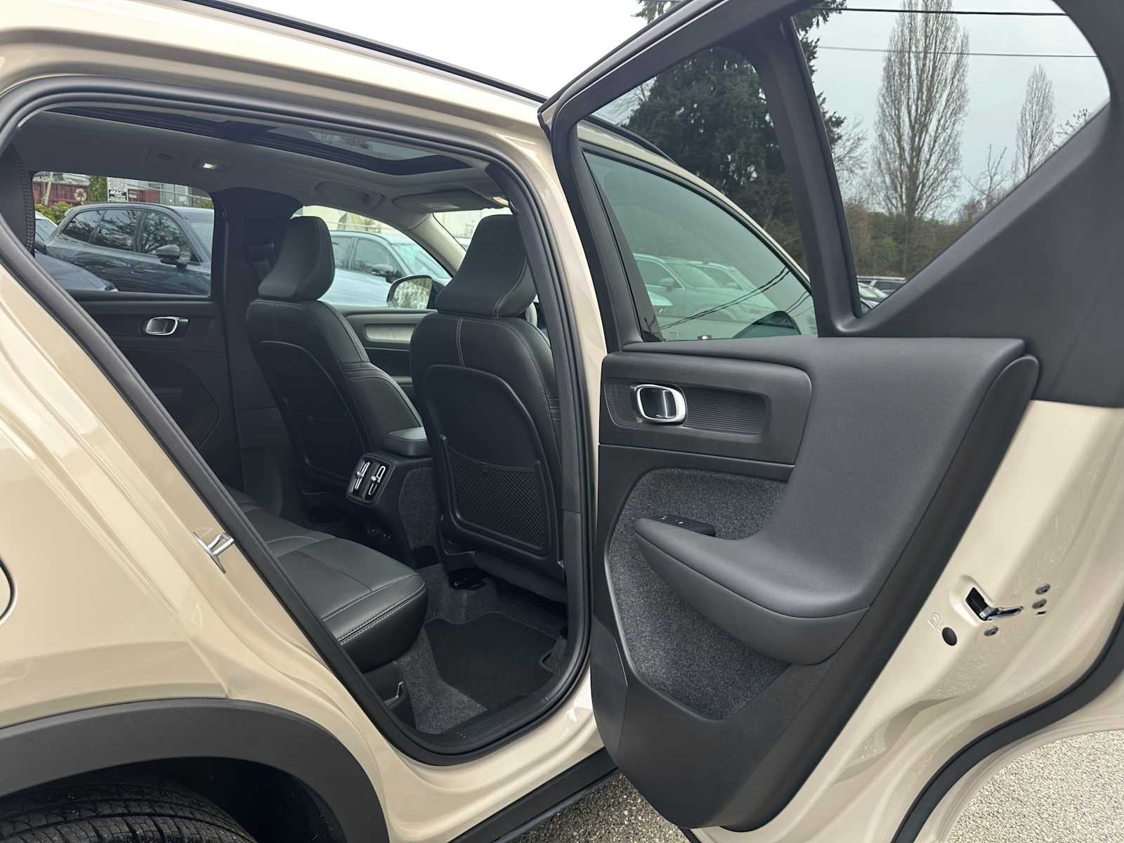 2025 Volvo XC40 Ultra Dark Theme