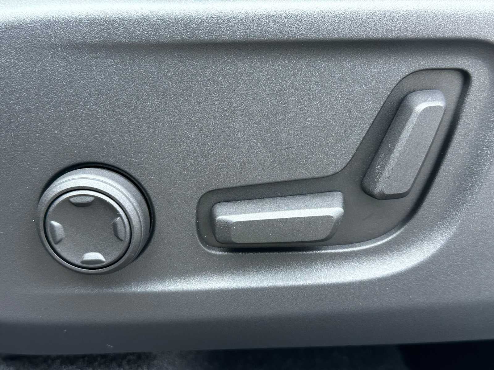 2025 Volvo XC40 Ultra Dark Theme