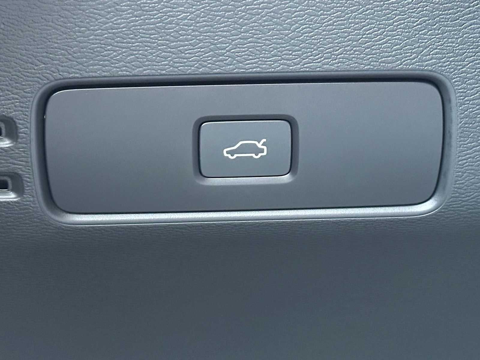 2025 Volvo XC40 Ultra Dark Theme