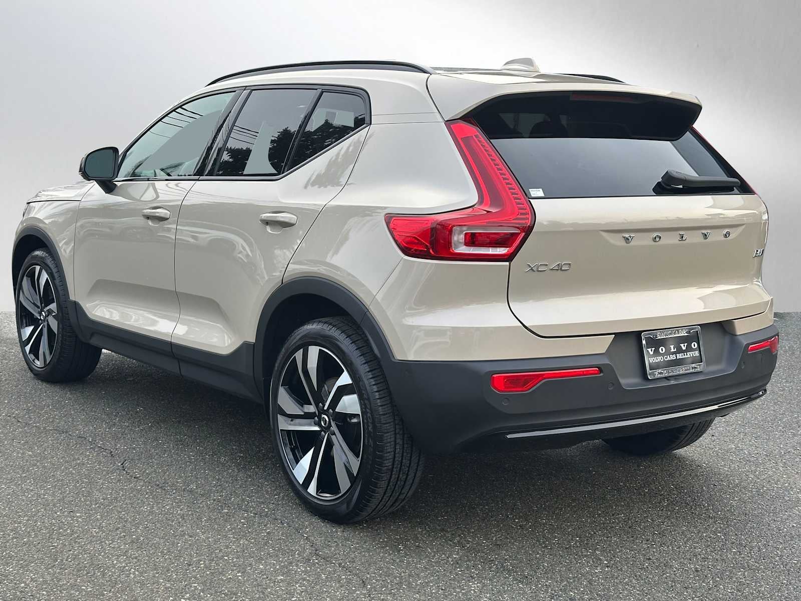 2025 Volvo XC40 Ultra Dark Theme