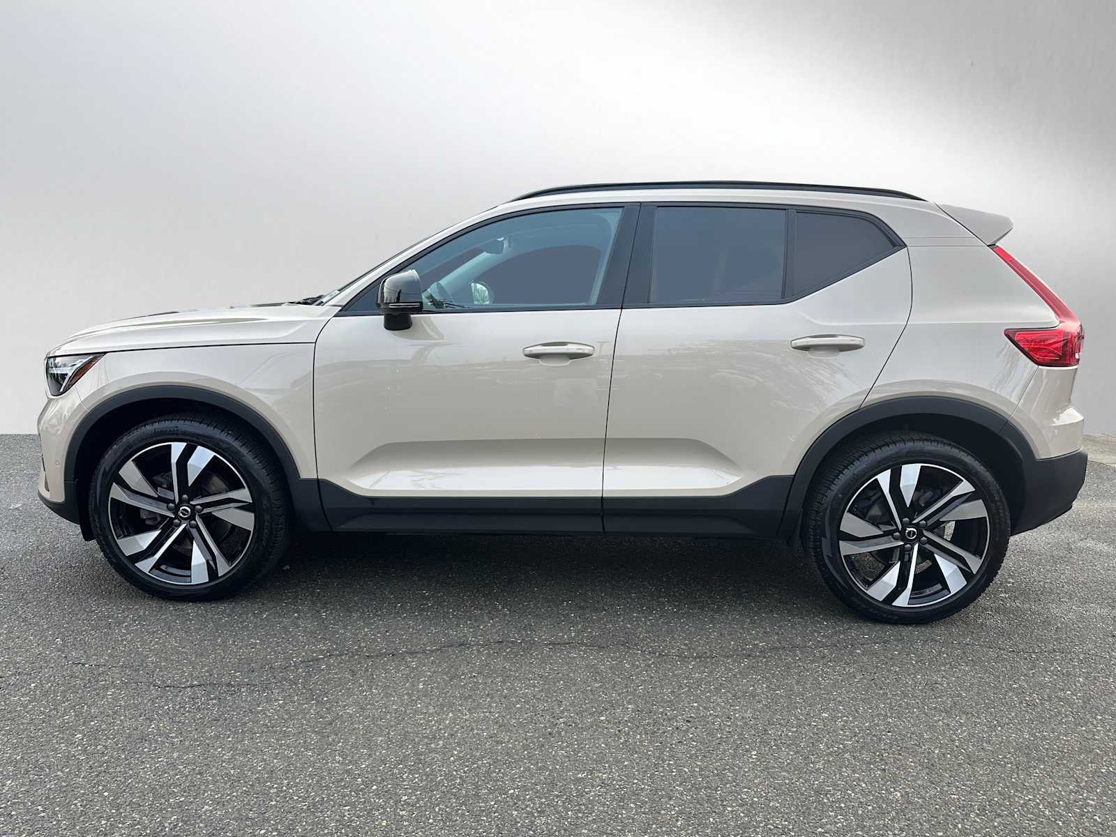 2025 Volvo XC40 Ultra Dark Theme