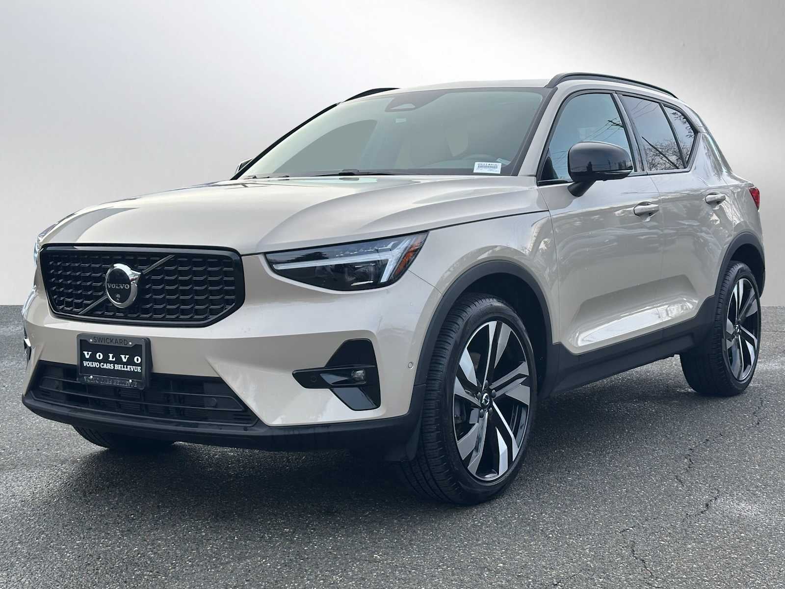2025 Volvo XC40 Ultra Dark Theme