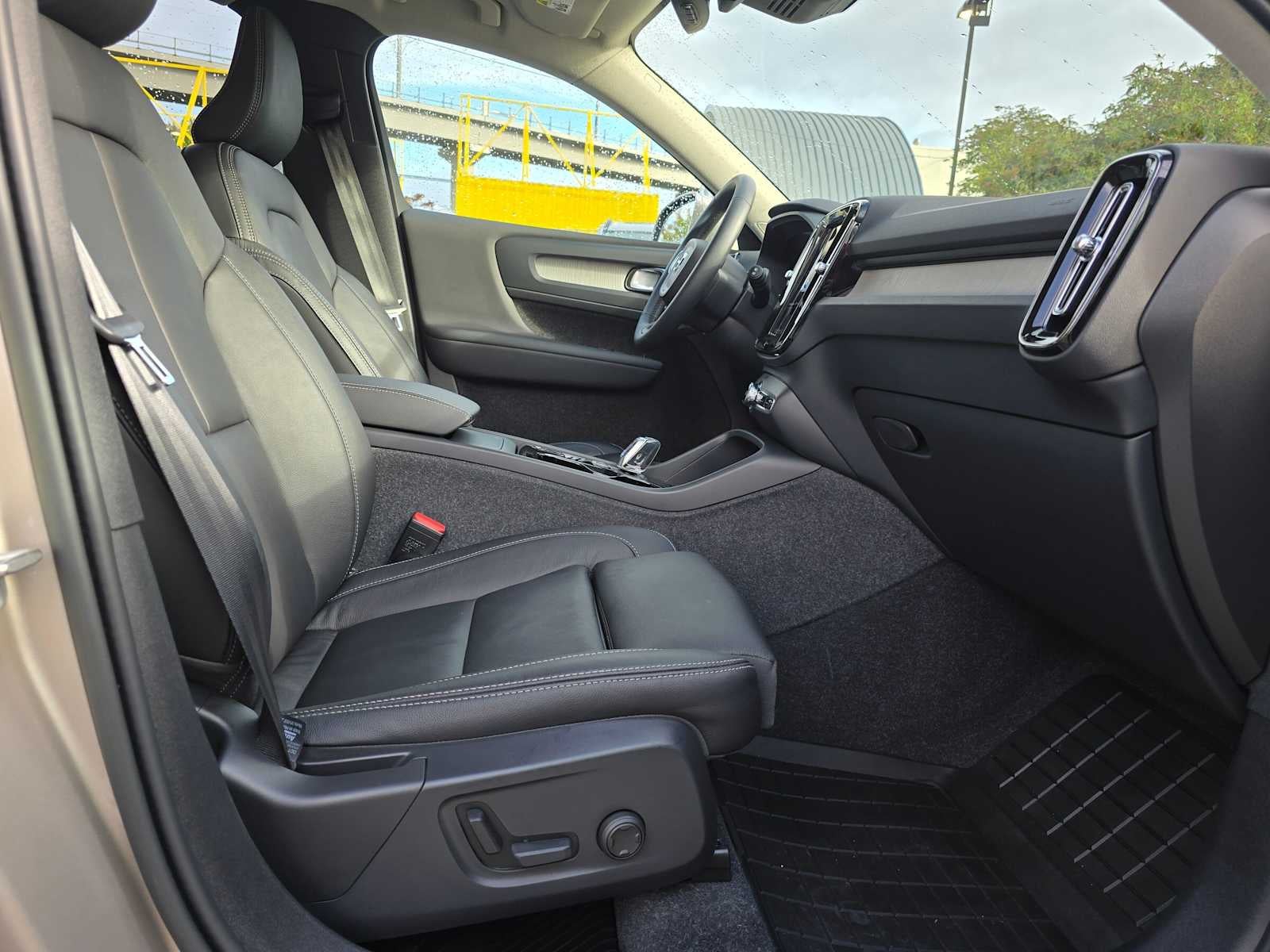 2023 Volvo XC40 Plus Bright Theme