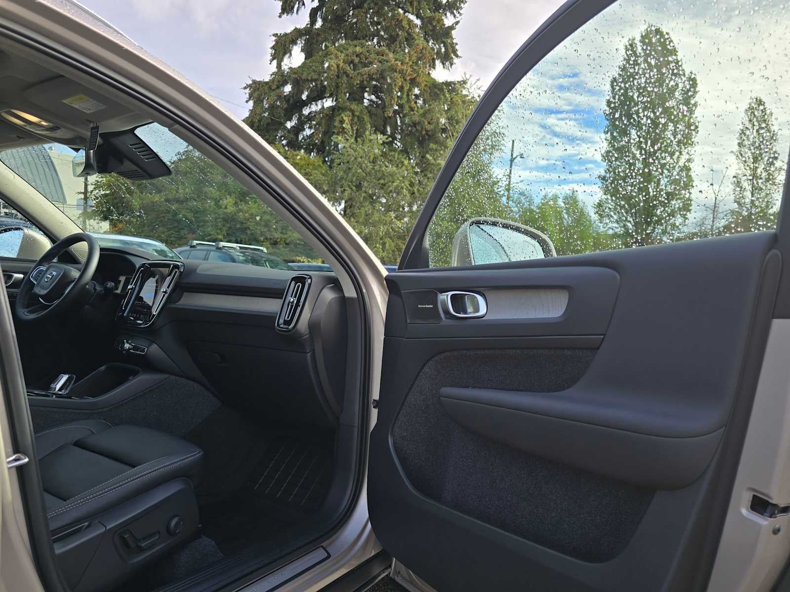 2023 Volvo XC40 Plus Bright Theme