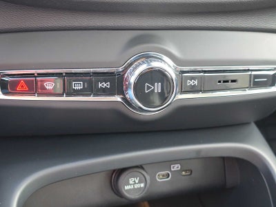 2023 Volvo XC40 Plus Bright Theme