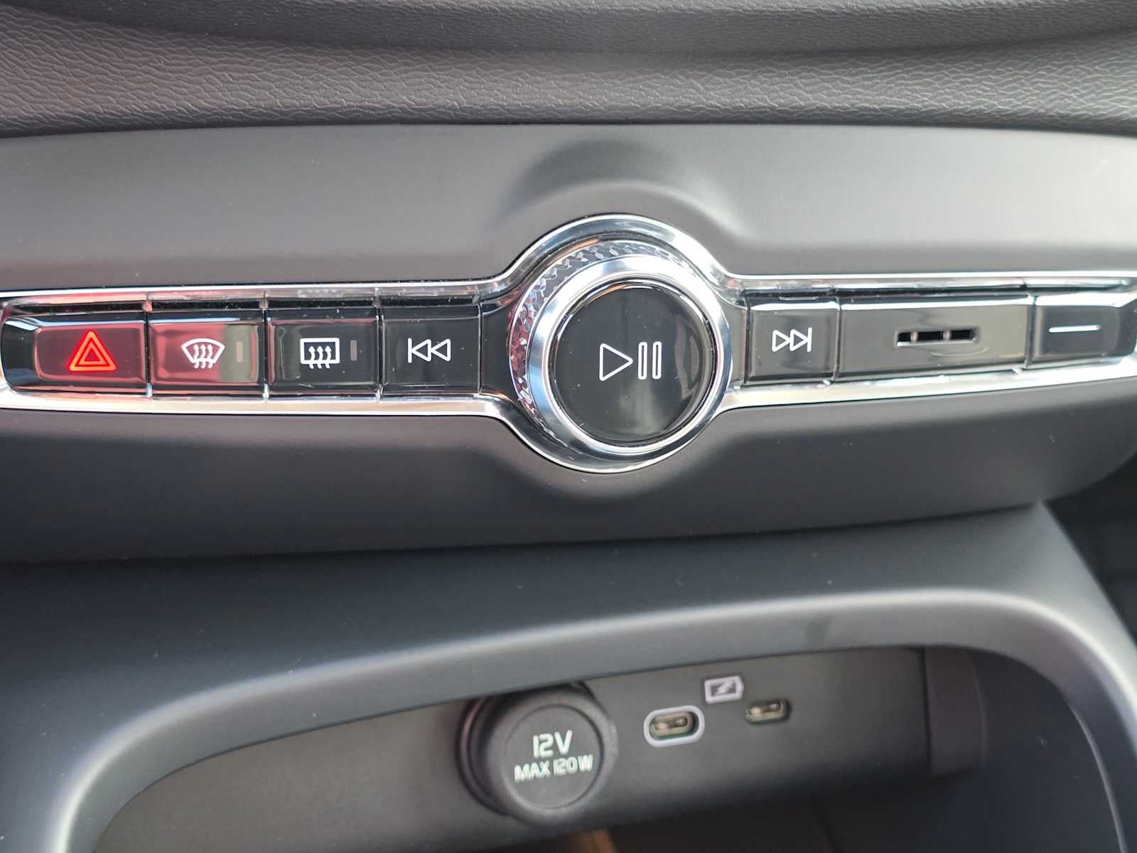 2023 Volvo XC40 Plus Bright Theme