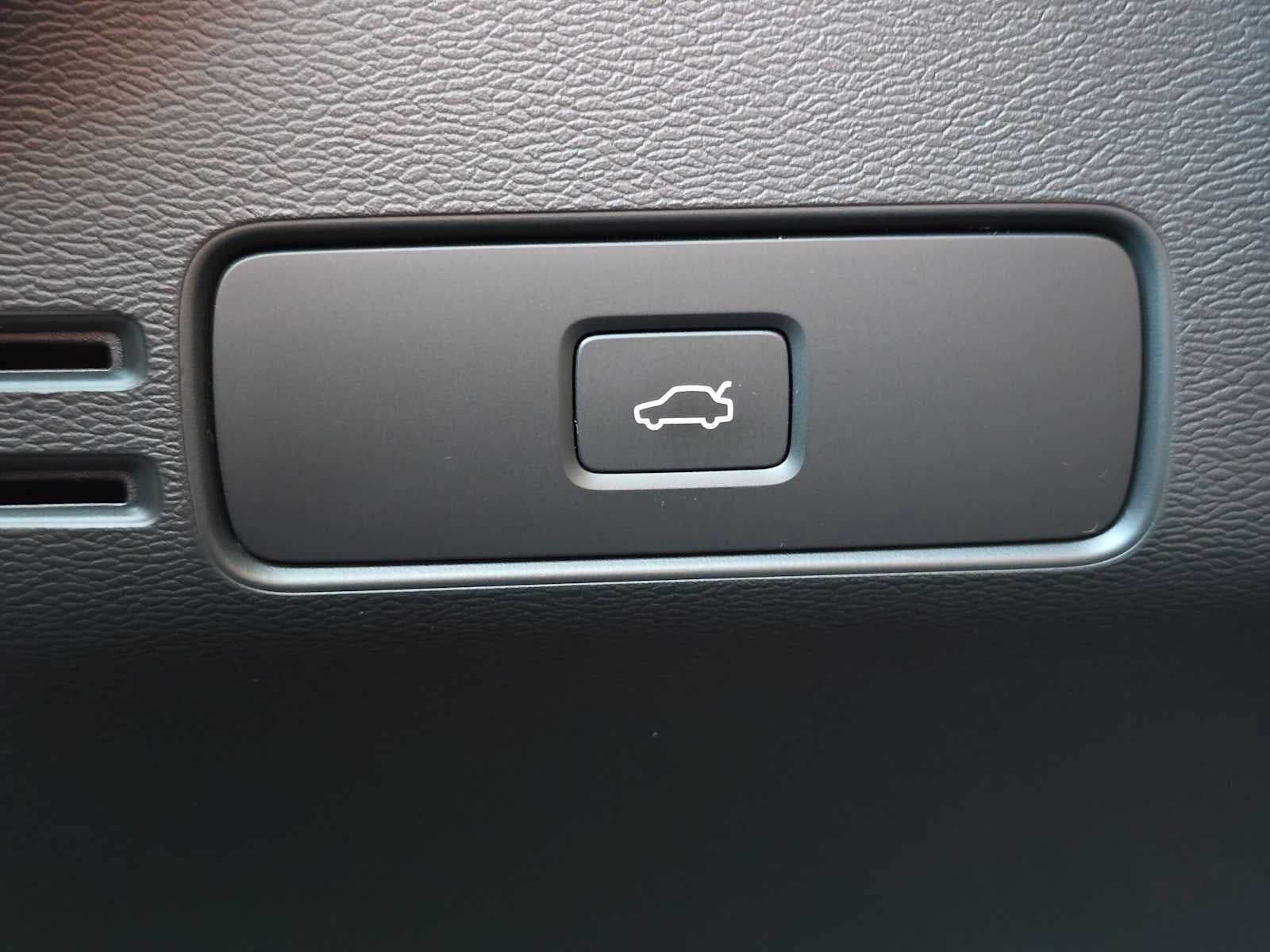 2023 Volvo XC40 Plus Bright Theme