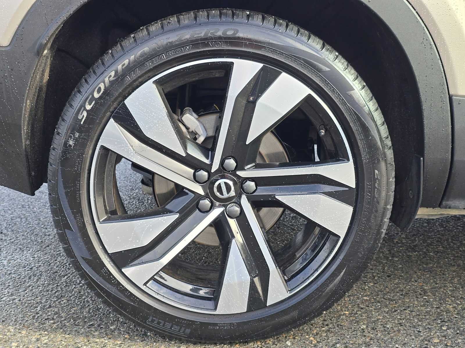 2023 Volvo XC40 Plus Bright Theme