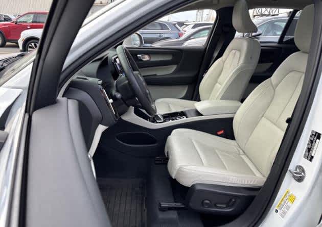 2023 Volvo XC40 Plus Bright Theme