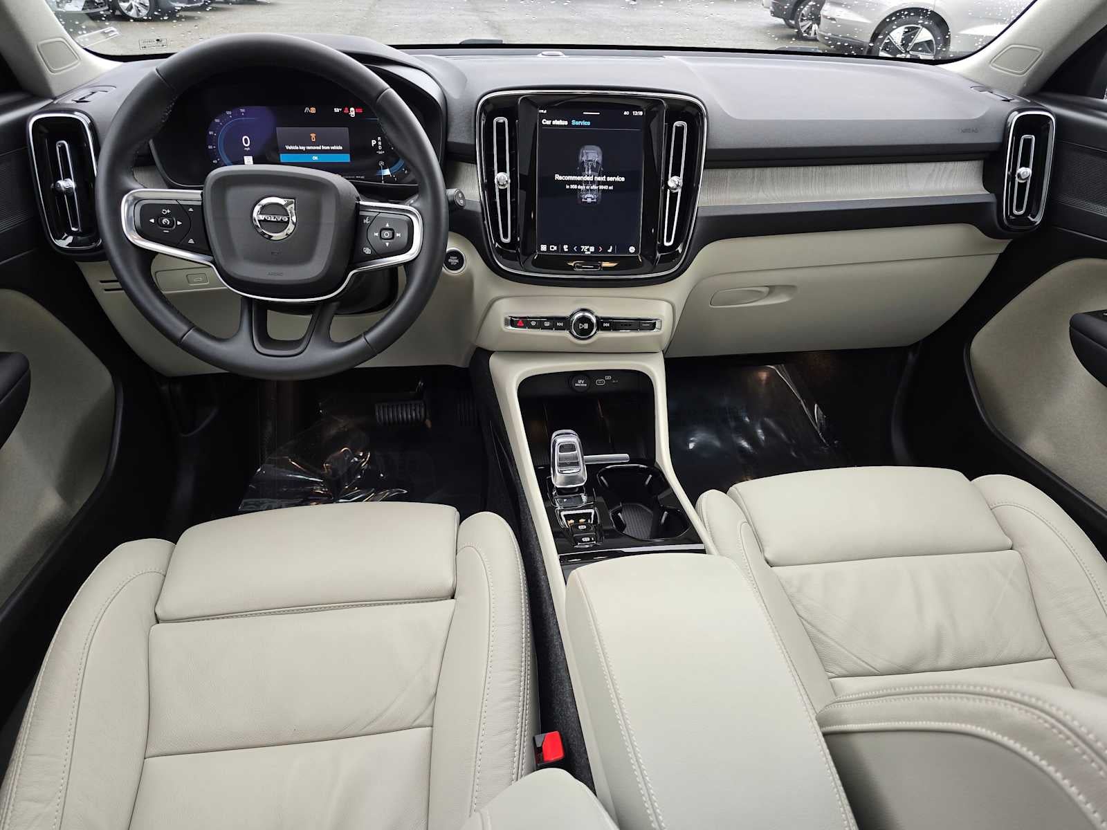 2023 Volvo XC40 Plus Bright Theme