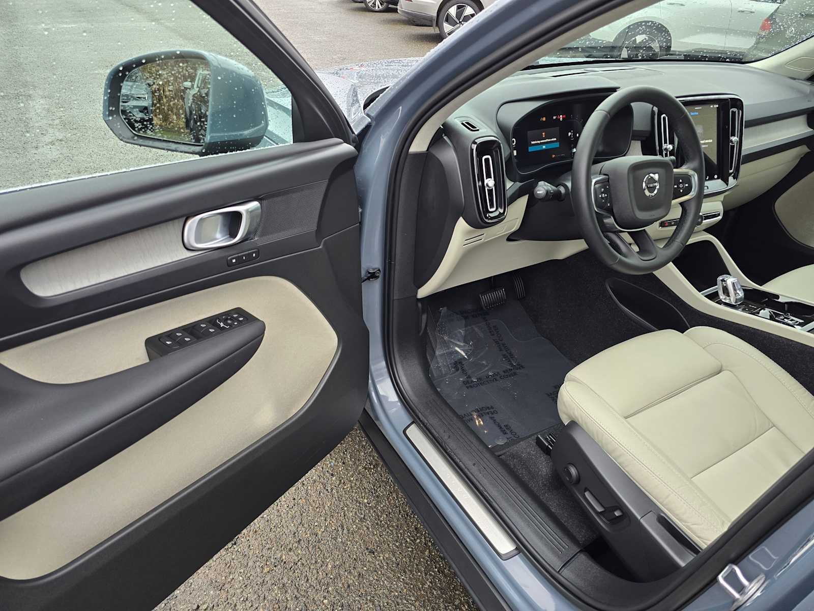 2023 Volvo XC40 Plus Bright Theme