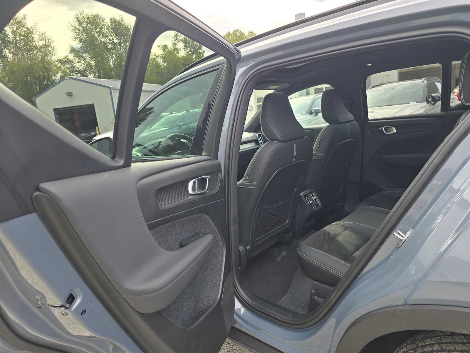 2023 Volvo XC40 Plus Dark Theme