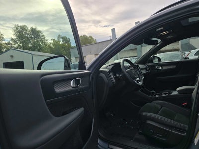 2023 Volvo XC40 Plus Dark Theme