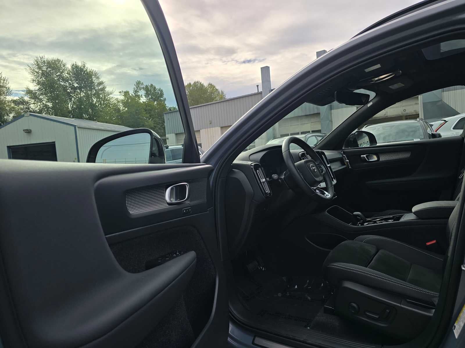 2023 Volvo XC40 Plus Dark Theme