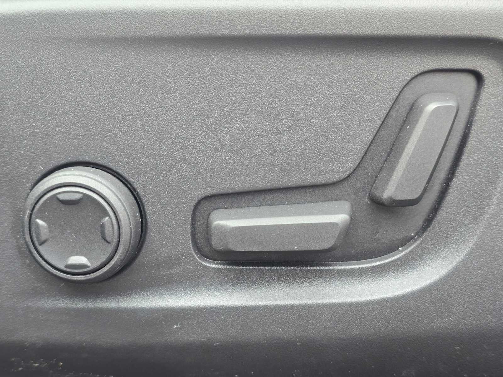 2023 Volvo XC40 Plus Dark Theme