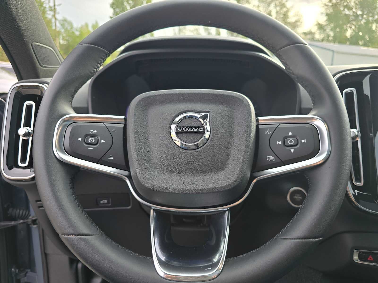 2023 Volvo XC40 Plus Dark Theme