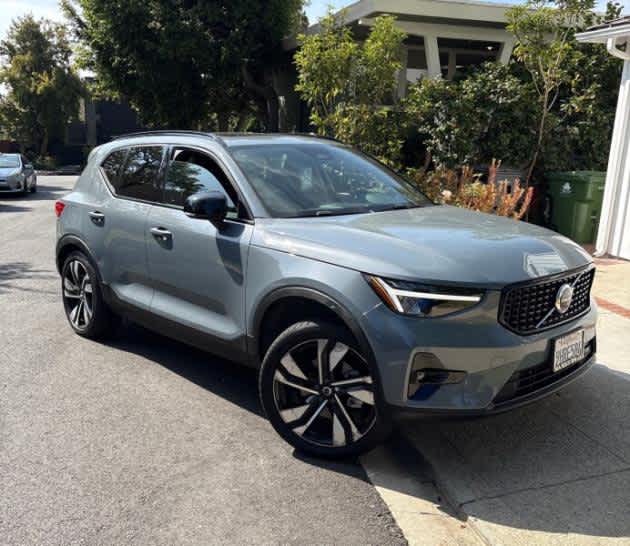 2023 Volvo XC40 Plus Dark Theme