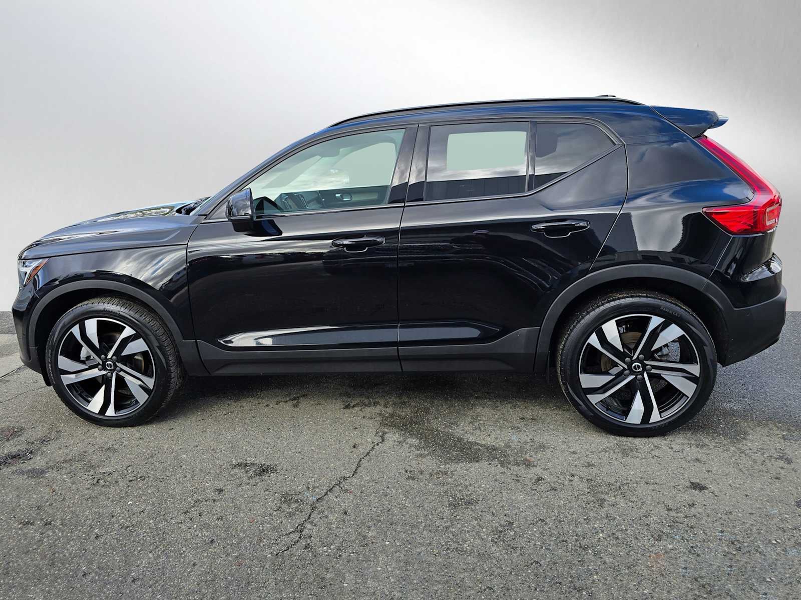 2023 Volvo XC40 Plus Dark Theme