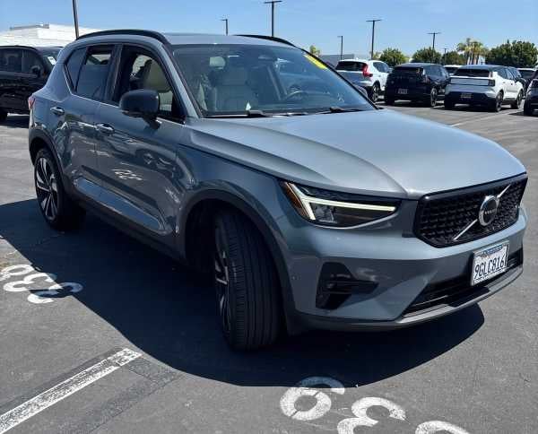2023 Volvo XC40 Plus Dark Theme