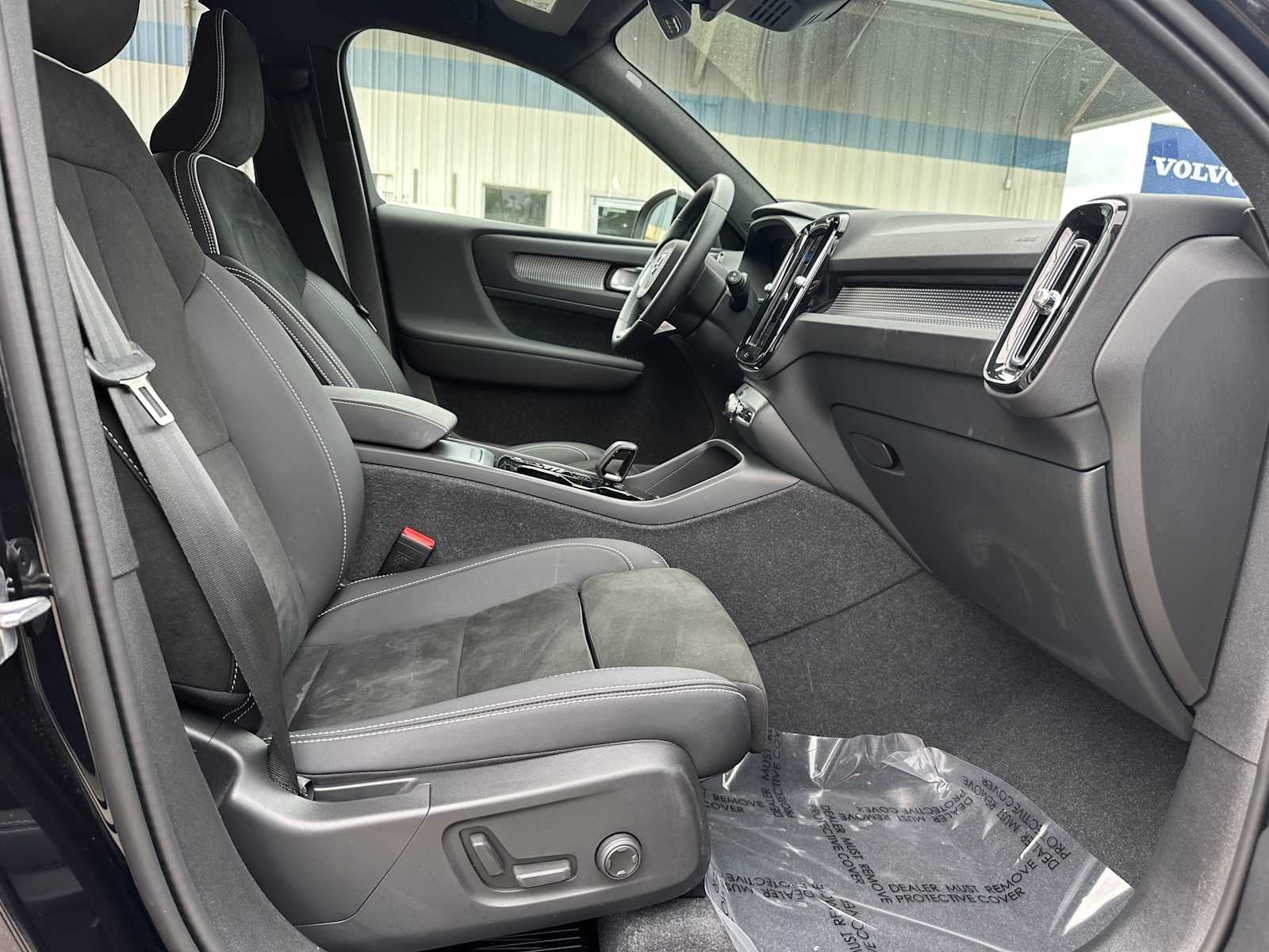 2023 Volvo XC40 Plus Dark Theme