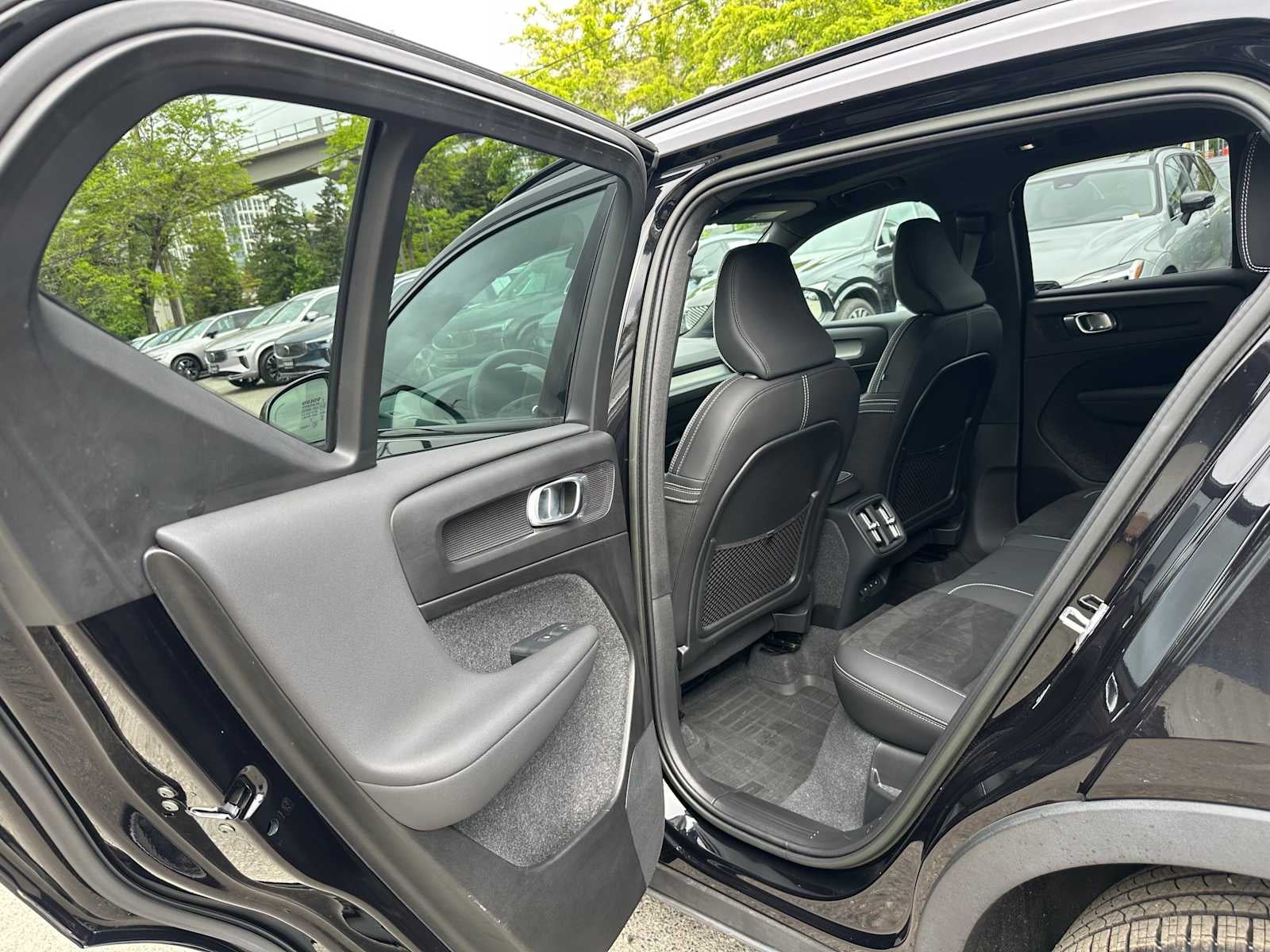 2023 Volvo XC40 Plus Dark Theme