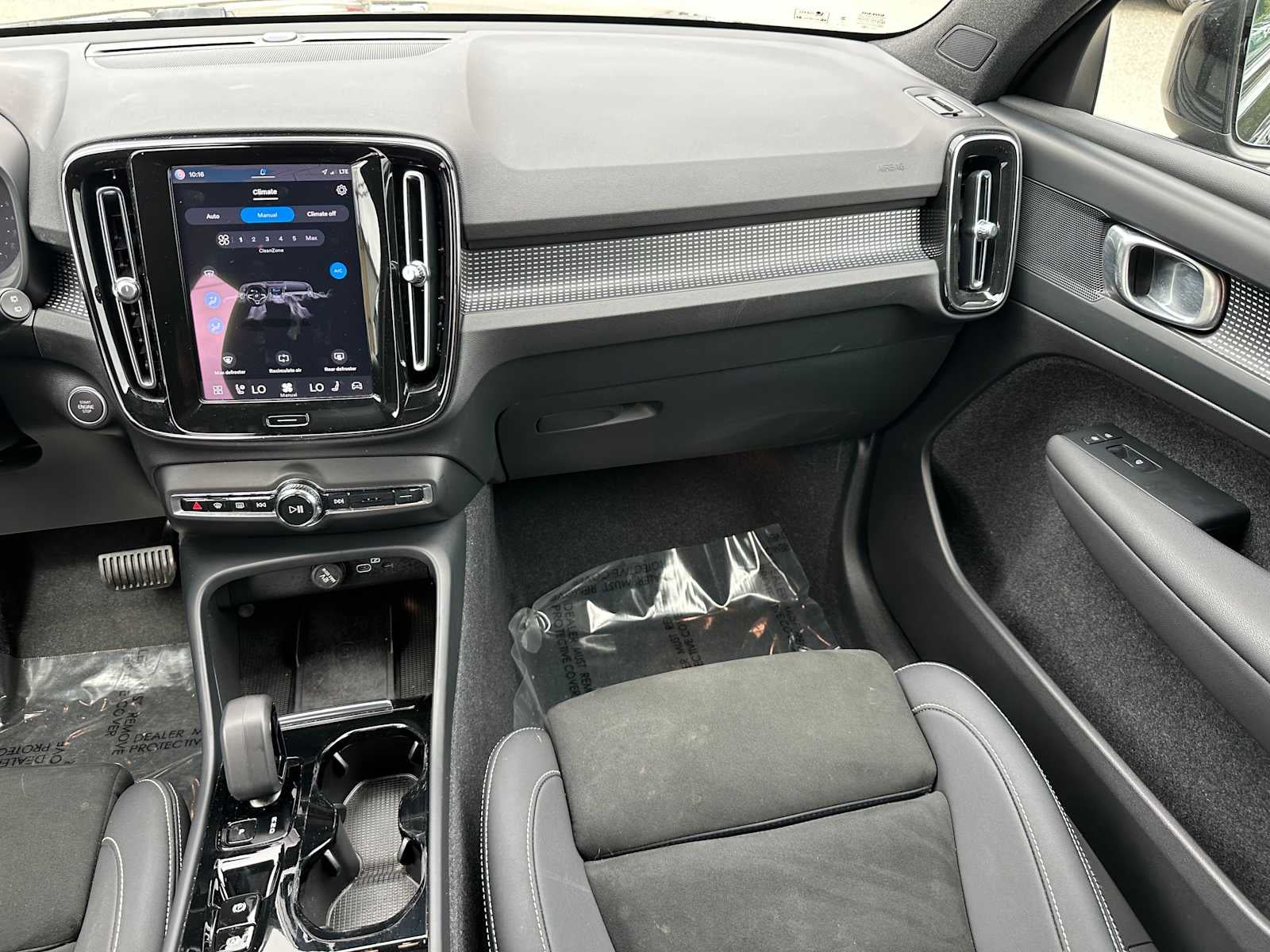 2023 Volvo XC40 Plus Dark Theme