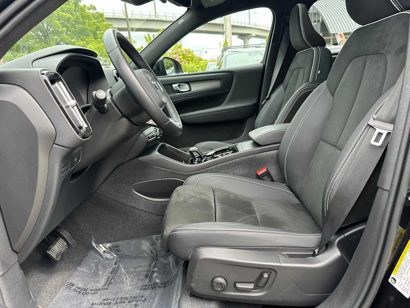 2023 Volvo XC40 Plus Dark Theme