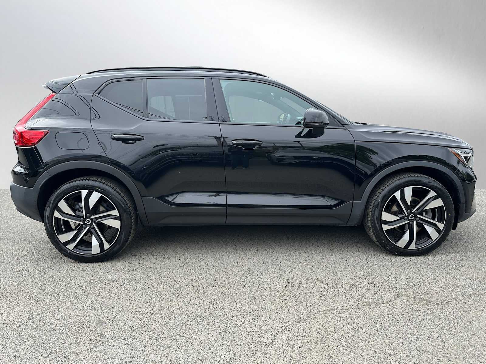 2023 Volvo XC40 Plus Dark Theme
