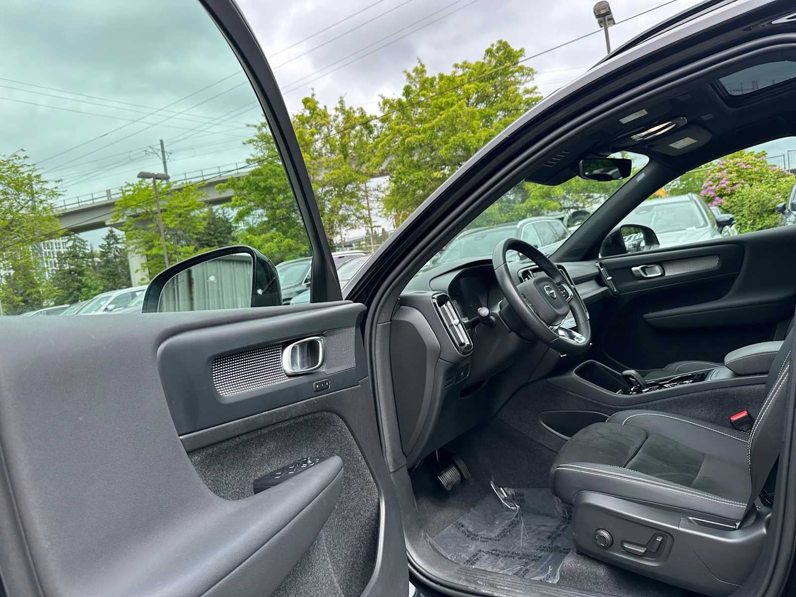 2023 Volvo XC40 Plus Dark Theme