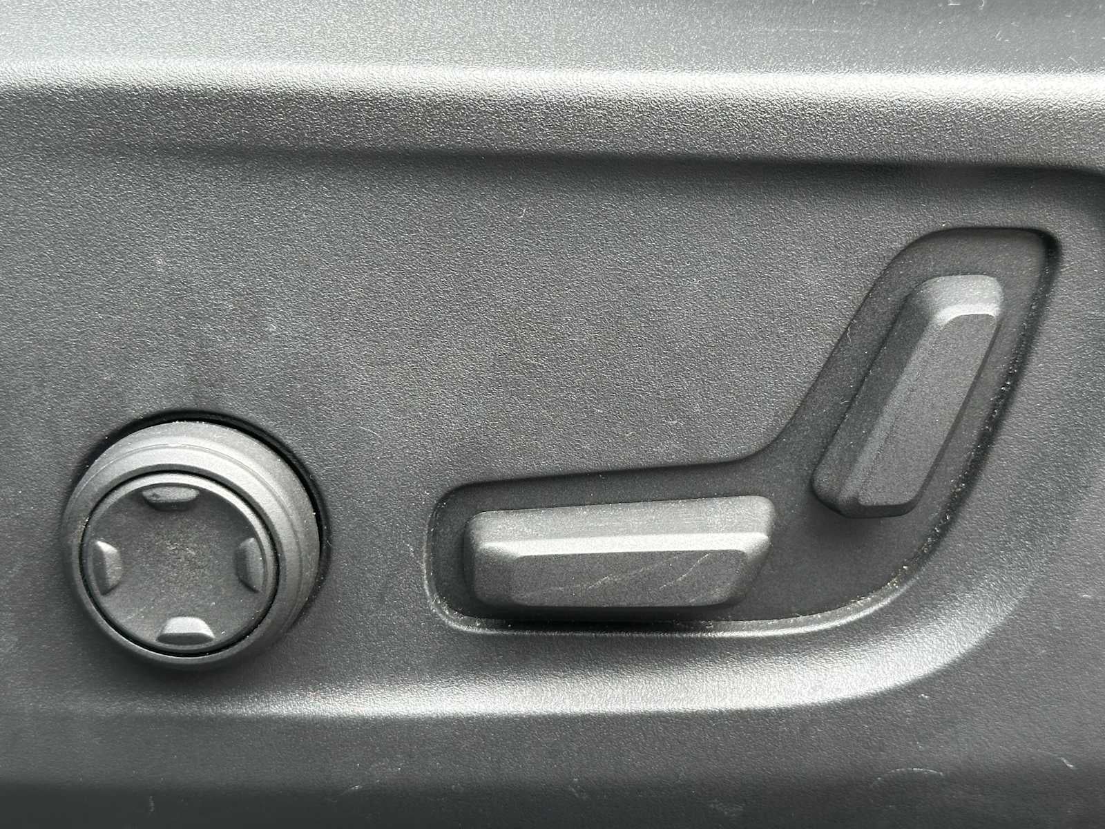 2023 Volvo XC40 Plus Dark Theme