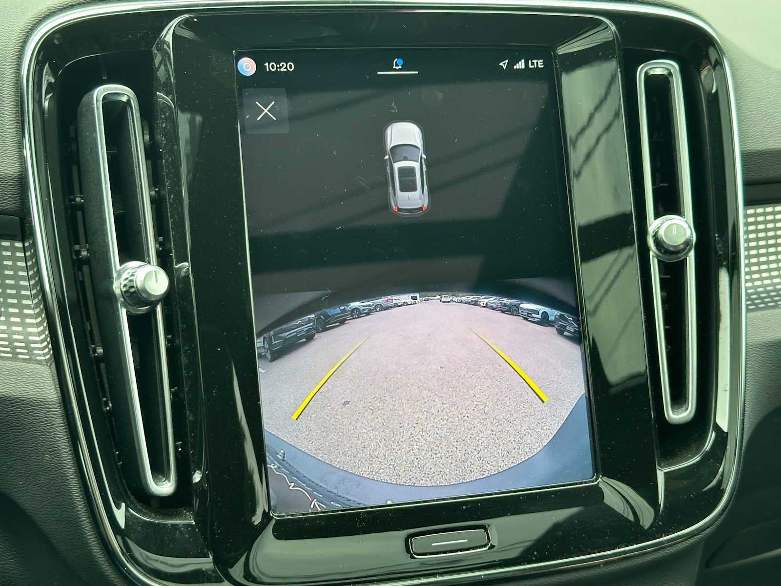 2023 Volvo XC40 Plus Dark Theme