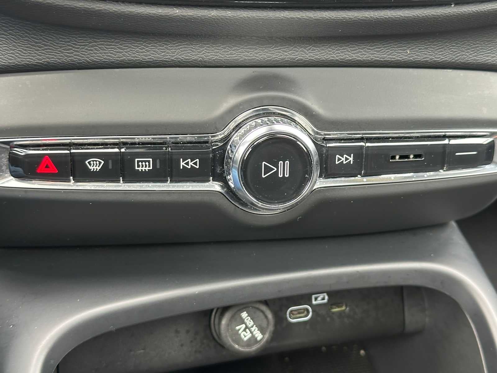 2023 Volvo XC40 Plus Dark Theme