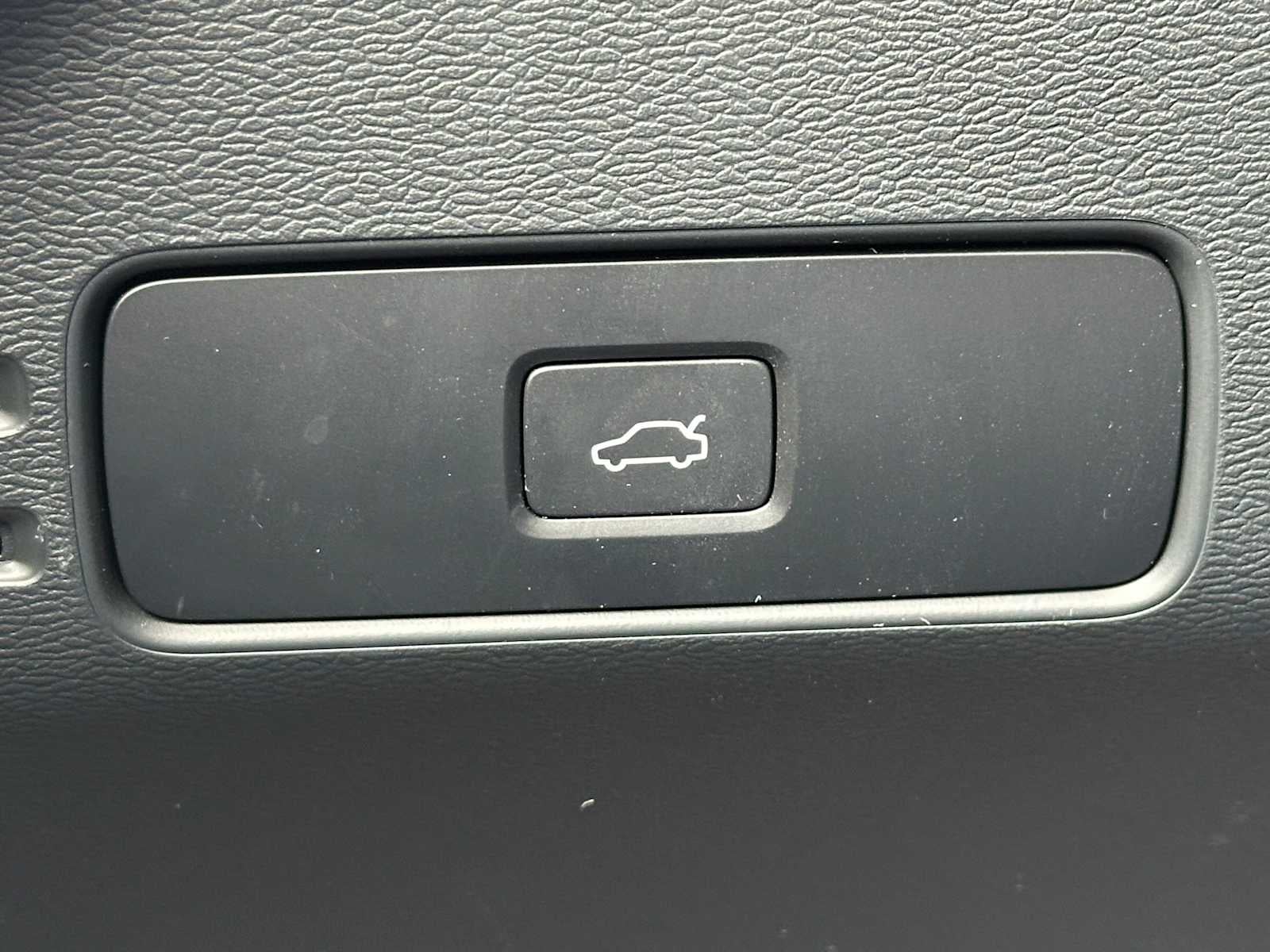 2023 Volvo XC40 Plus Dark Theme