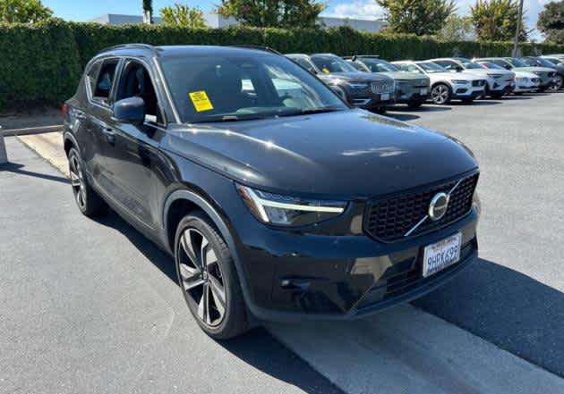 2023 Volvo XC40 Plus Dark Theme