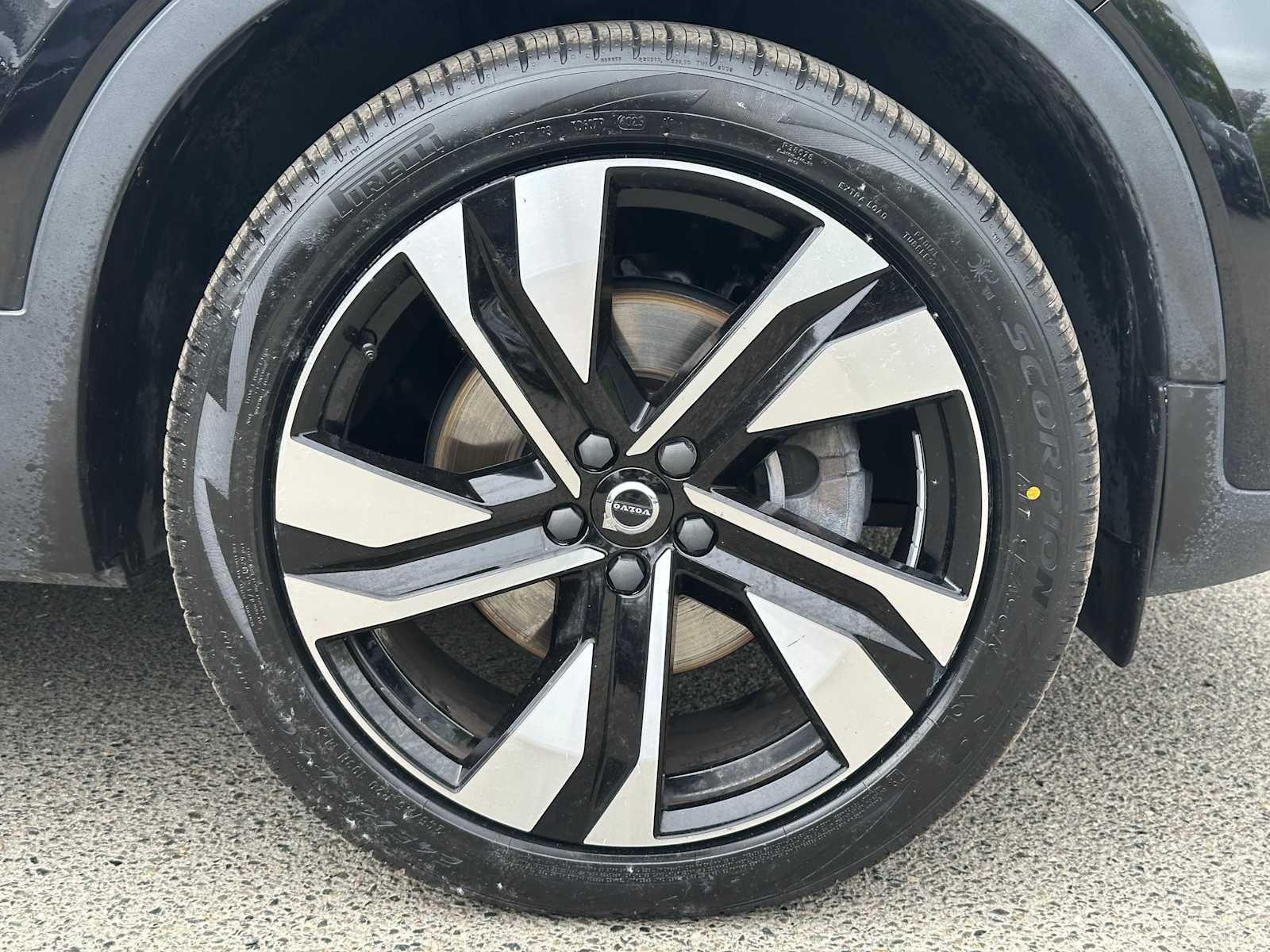 2023 Volvo XC40 Plus Dark Theme