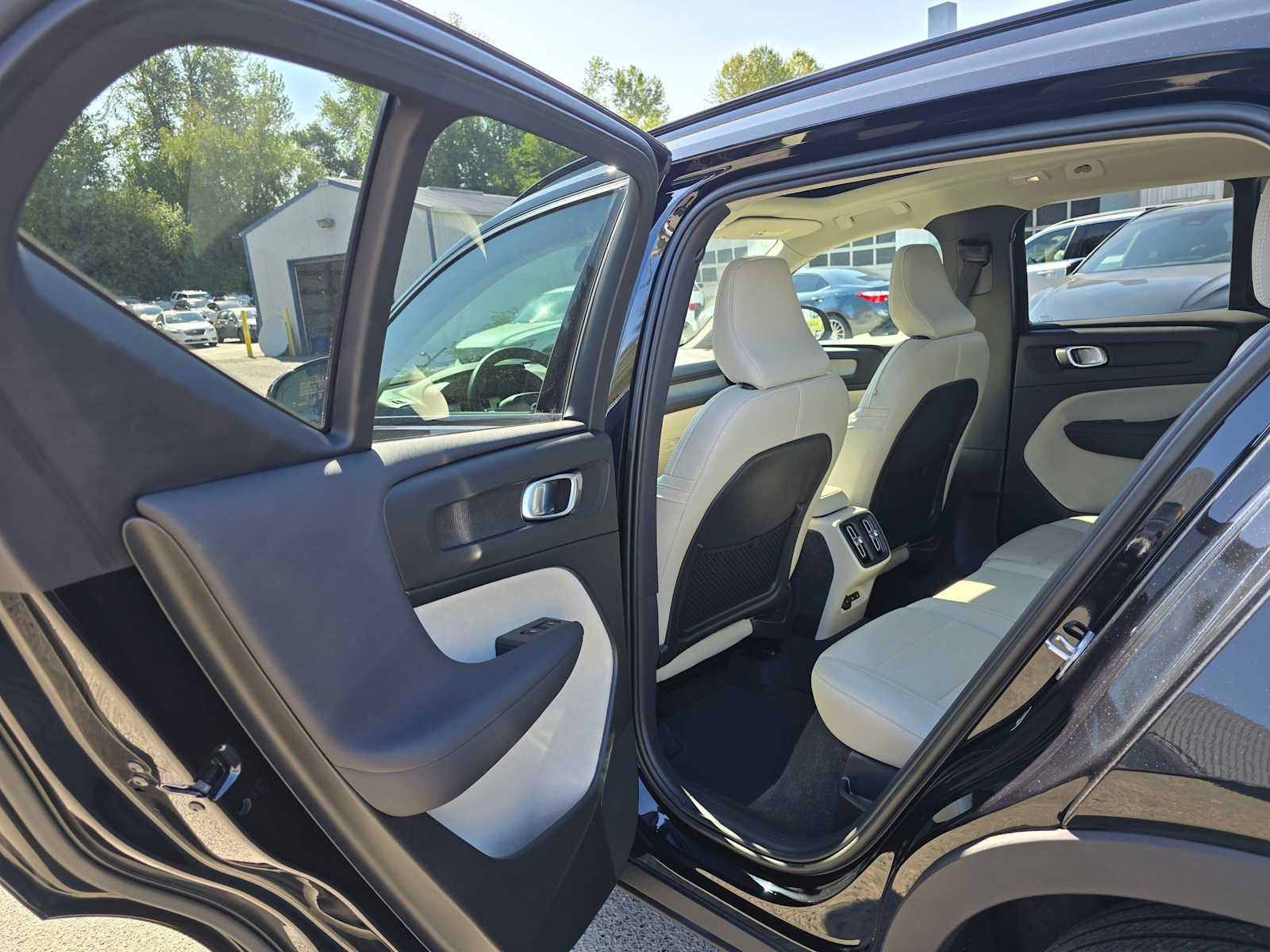 2023 Volvo XC40 Plus Dark Theme