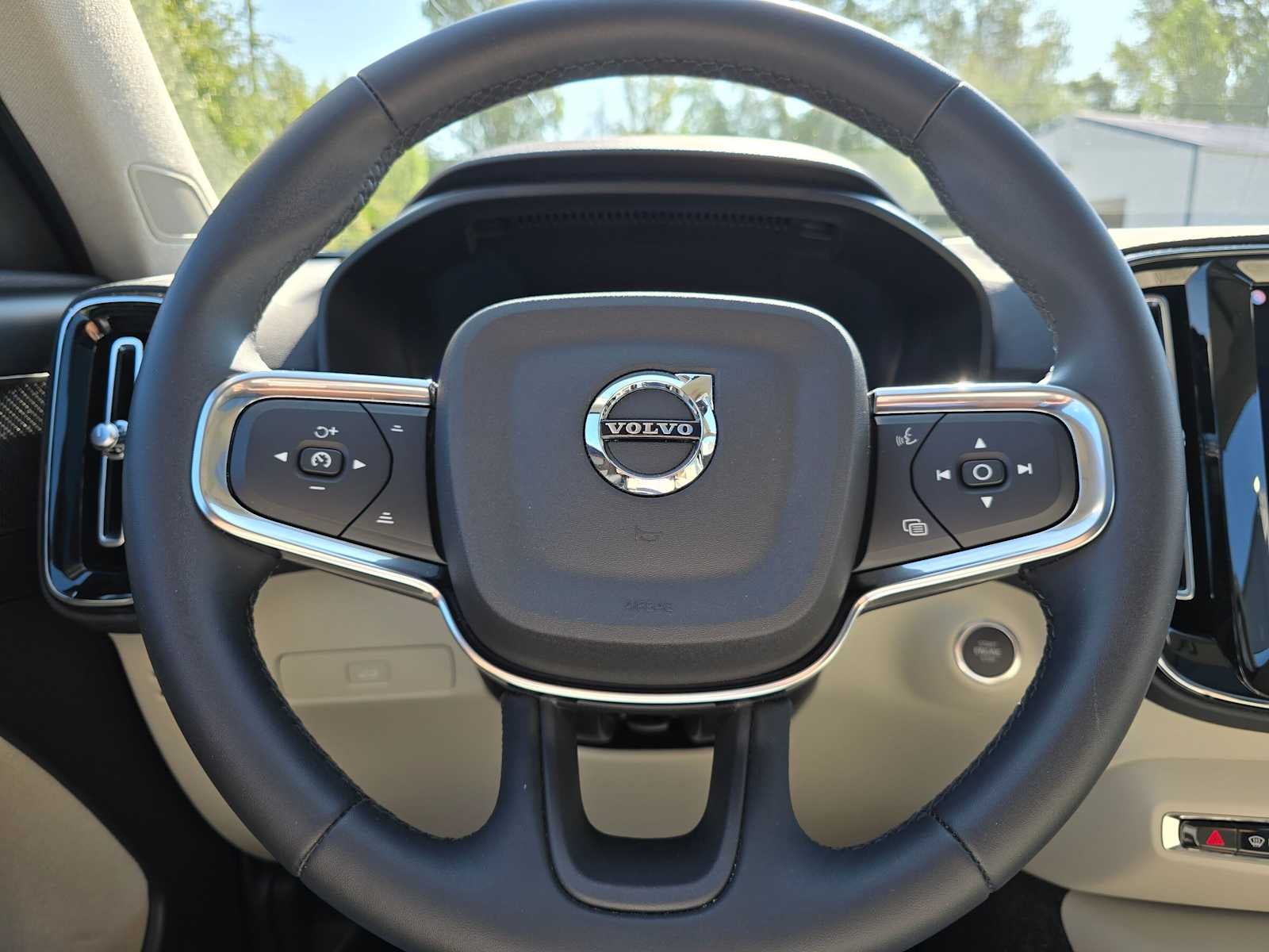 2023 Volvo XC40 Plus Dark Theme