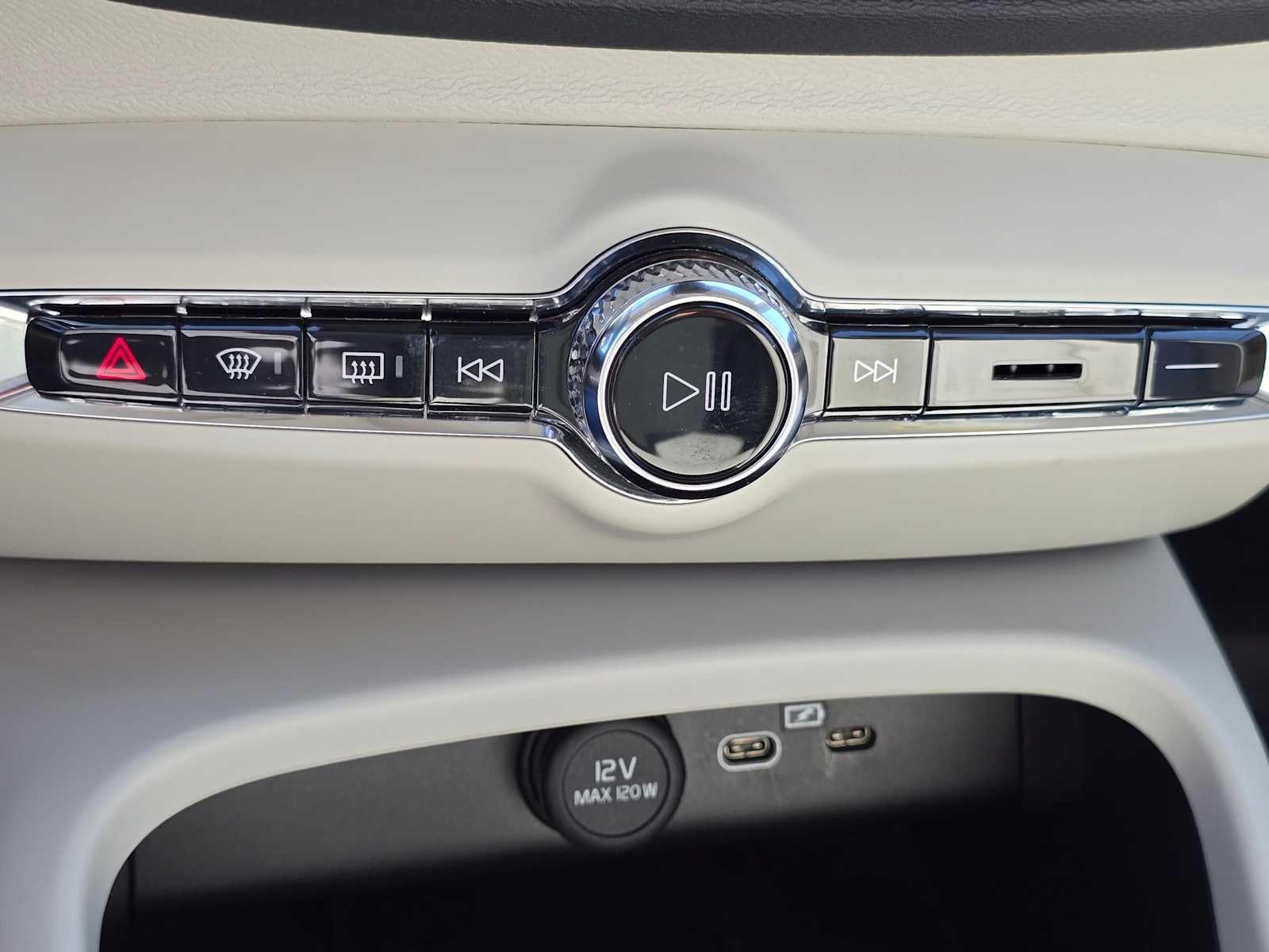2023 Volvo XC40 Plus Dark Theme